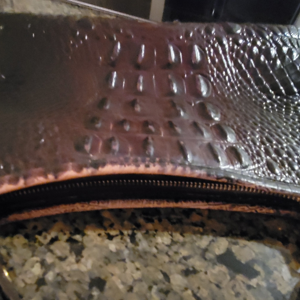 Elegant Brahmin Crocodile-Embossed Brown Shoulder Bag - Picture 3 of 4